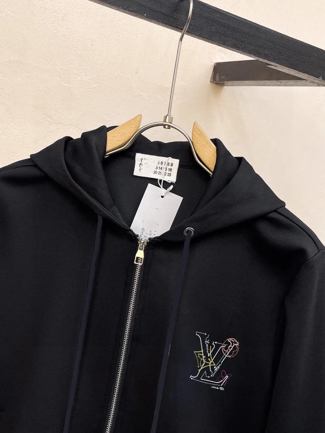 🅿️460 brand [Lv Louis Vuitton] (velvet and thickened) 2025 autumn and winter new products, celebrities’ favorite fashion-flavored casual suits, clean and neat tailoring, full of urban style. Made of high-quality custom-made fabrics, the lining has excellent thermal insulation effect, feels soft and dry, and the upper body effect is crisp and stylish. The three-dimensional cutting process and the pattern are all of high standards, and the silhouette version has the right benefits! It is not tight at all, and you feel good when you wear it. So many top-quality raw materials create high-end products with unparalleled value. It is the first choice for high-end fashion people. (Size: M-4XL can wear up to 200 pounds)